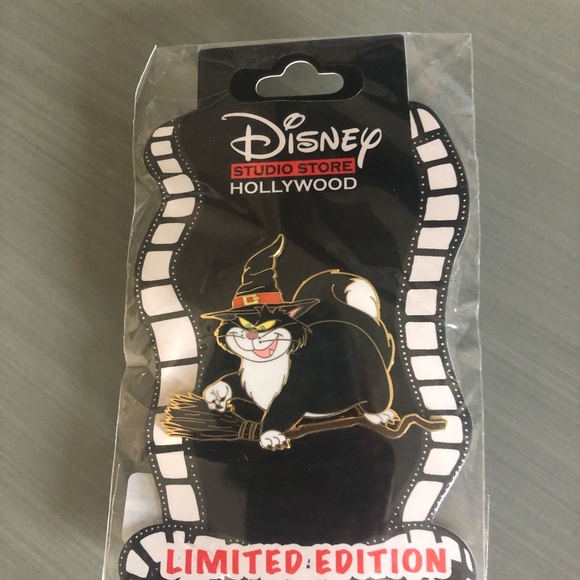 Disney LE Cats on Brooms Pin Set - Picture 5 of 8